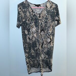 Short Sleeve V-Neck Snake Print Dress in Black and Cream